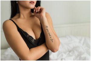 tatuaz napis cytat all you need love kobieta